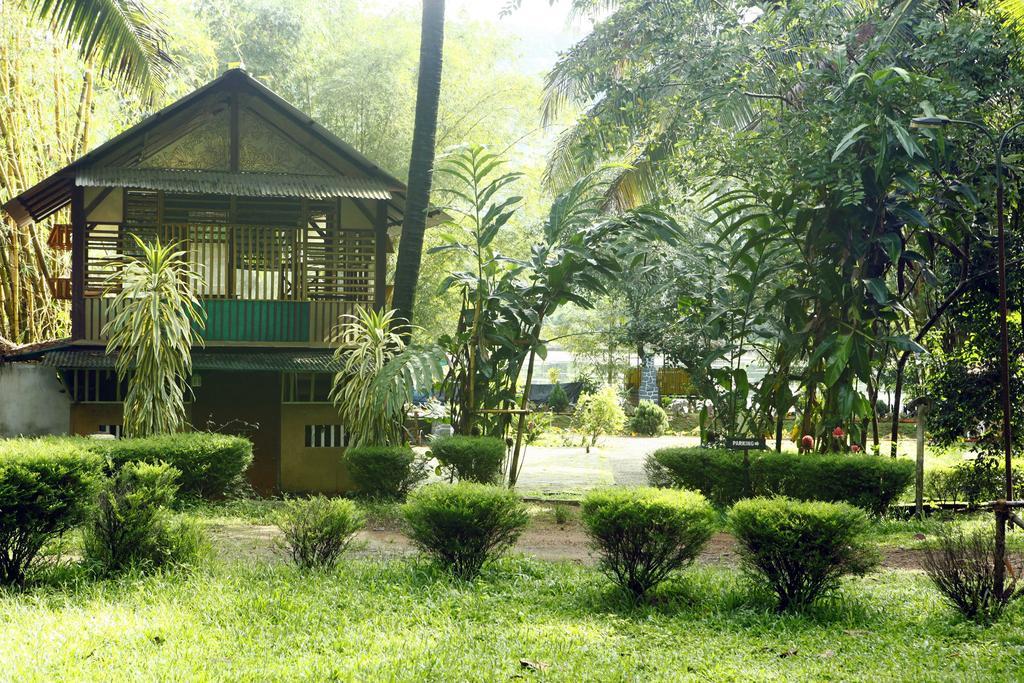 Soma Birds Lagoon Hotel Kotamangalam Exterior photo