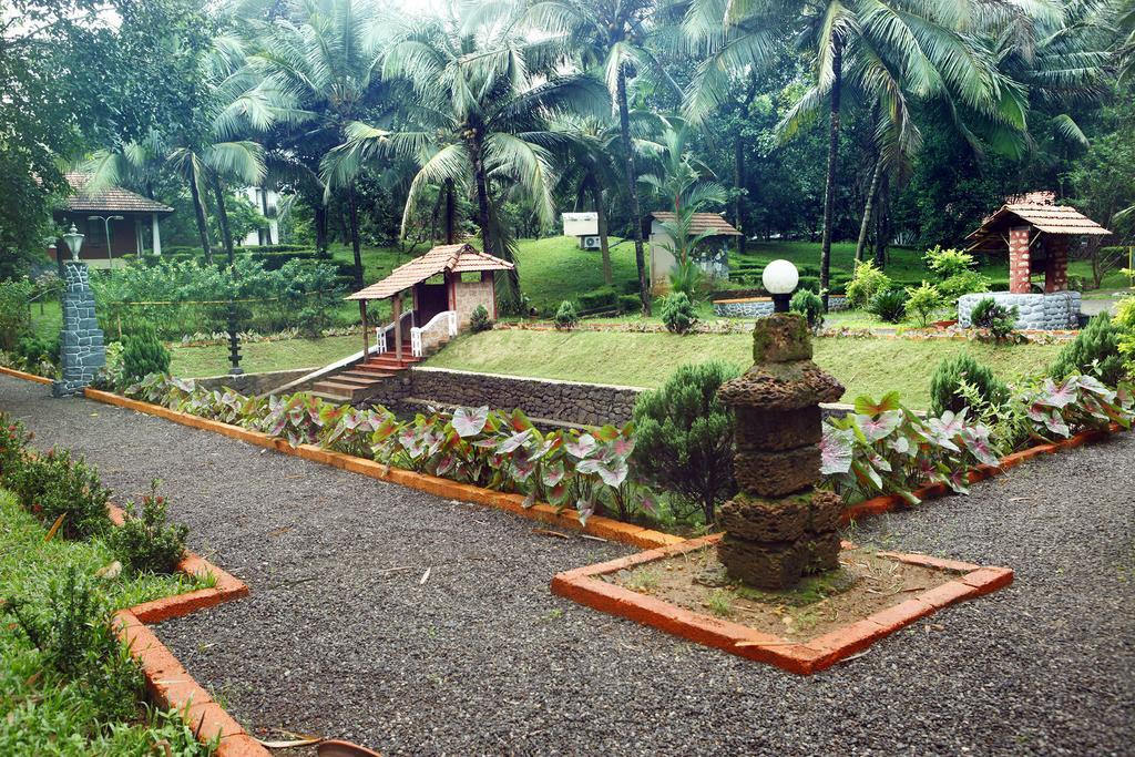 Soma Birds Lagoon Hotel Kotamangalam Exterior photo