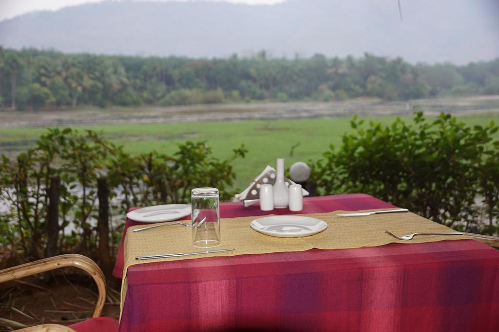 Soma Birds Lagoon Hotel Kotamangalam Exterior photo