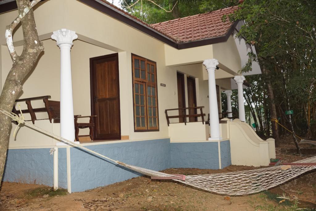 Soma Birds Lagoon Hotel Kotamangalam Exterior photo