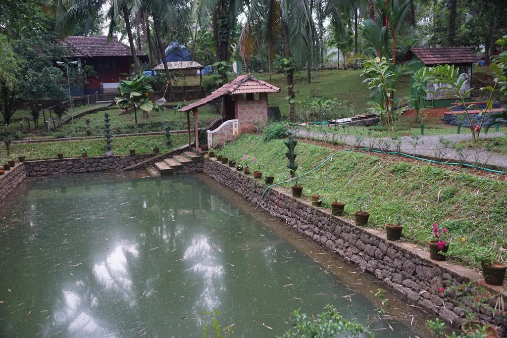 Soma Birds Lagoon Hotel Kotamangalam Exterior photo