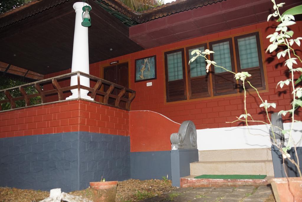 Soma Birds Lagoon Hotel Kotamangalam Exterior photo