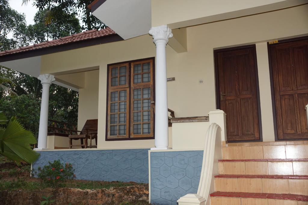 Soma Birds Lagoon Hotel Kotamangalam Exterior photo